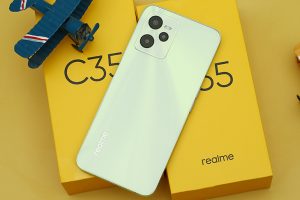 Smartphone for students and daily use with lightweight design and clear display